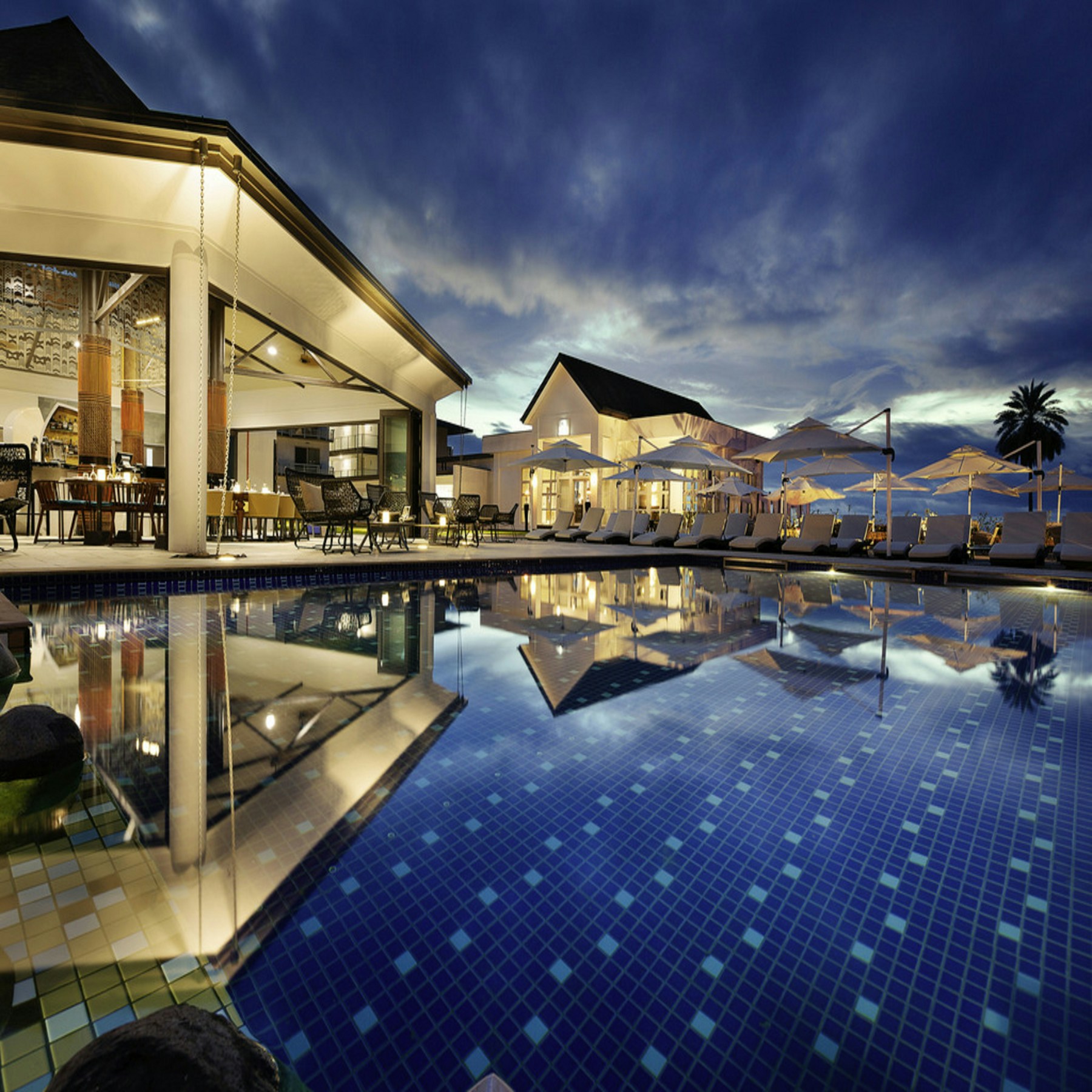 Resort architecture beside a swimming pool